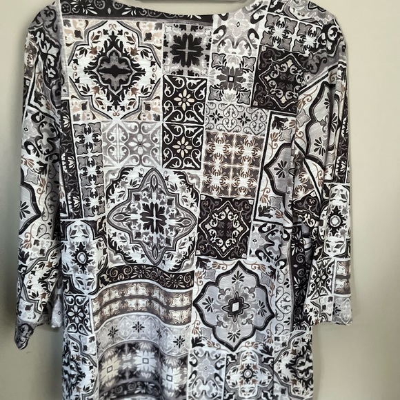 Like New Black /White Paisley Top-Medium - Picture 2 of 6